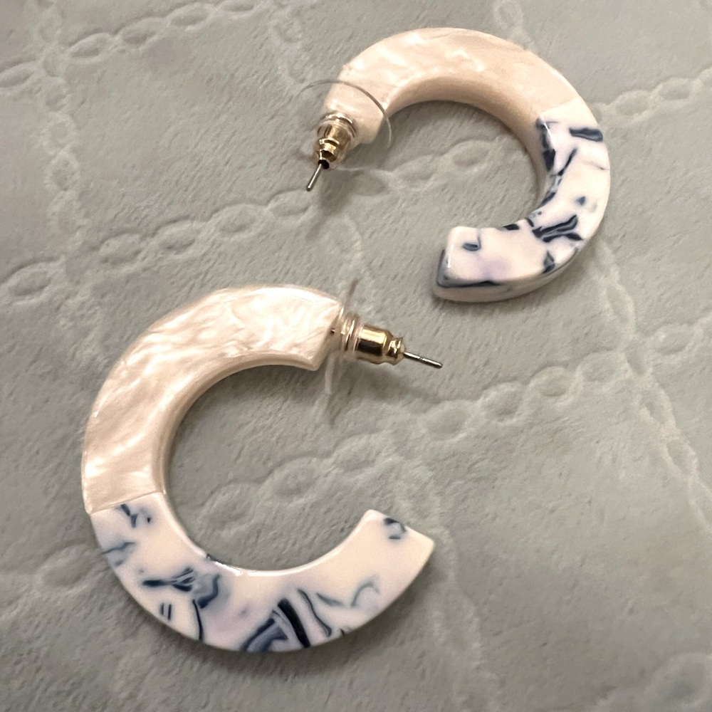💙NEW💙 Beautiful Blue Sky Hoop Earrings.